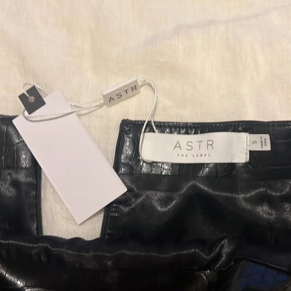 ASTR the label black snakeskin skirt - Picture 2 of 2